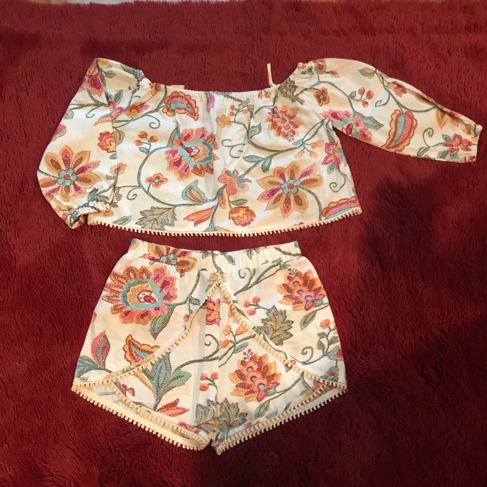 2 piece shorts outfit. Wore once. Super cute!!